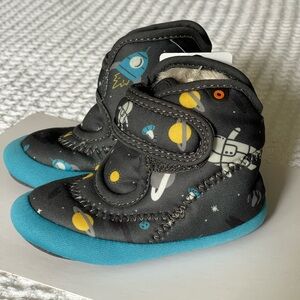NWT BOGS Dark Gray Space Man Lined Slippers Toddler Size 6
